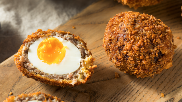 Des oeufs croustillants à l’extérieur, mais encore coulants à l’intérieur : voici comme faire des scotchs eggs pour Pâques !