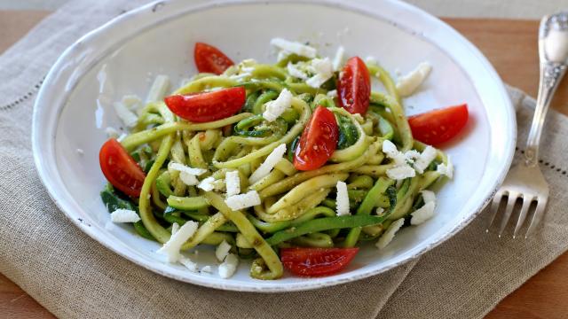 Zoodle ou Spaghettis de courgette au pesto et féta