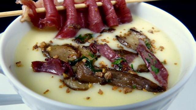 Velouté de Pomme de terre, poêlée de cèpes et canard fumé