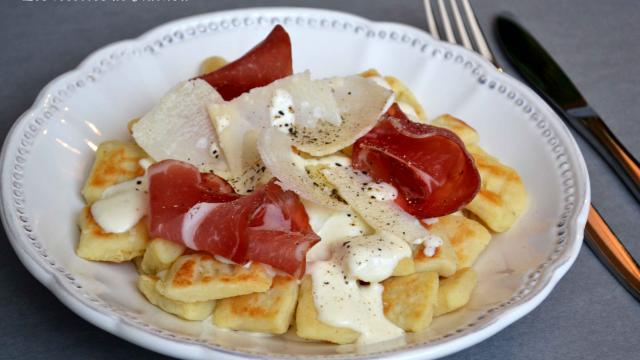 Gnocchis de pomme de terre poêlés, sauce parmesan et coppa