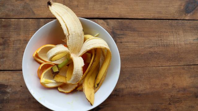 Voici des utilisations de la peau de banane que vous ne connaissez peut-être pas et qui peuvent vous être utiles !