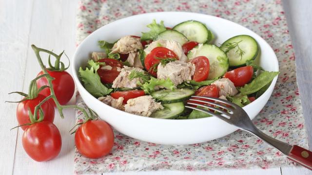 Salade de concombre, tomates et thon