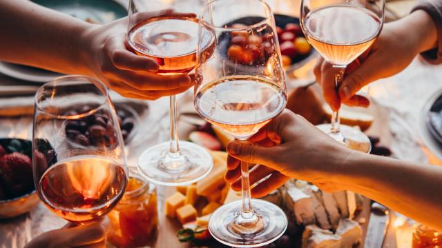 L’éternel débat de l’été : faut-il oui ou non mettre des glaçons dans son verre de rosé ?