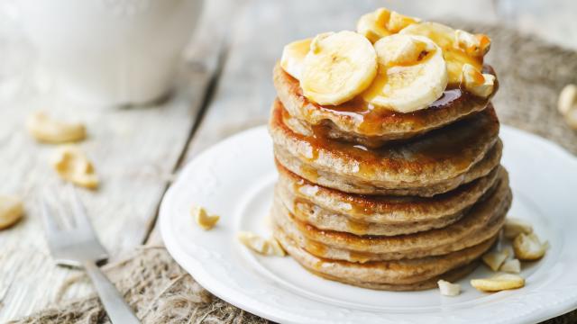 Cyril Lignac partage sa délicieuse recette de pancakes banane sauce caramel