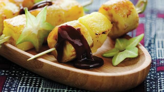 Ethnique : brochettes ananas-banane rôties aux épices