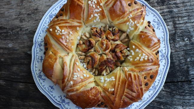 Brioche fleur aux amandes, pépites de chocolat et grains de sucre