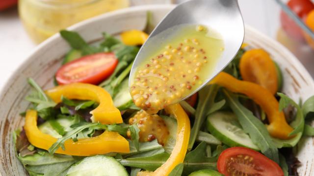 "Trouver la vinaigrette parfaite peut sembler difficile" : une diététicienne partage ses conseils pour choisir la sauce idéale pour sublimer vos salades !