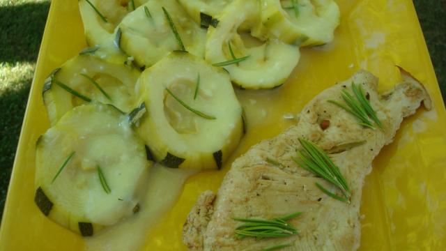 Délice de courgette, accompagnée de sa sauce au chèvre