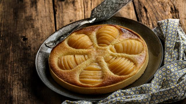 Laurent Mariotte revisite les poires au vin avec sa tarte gourmande et épicée