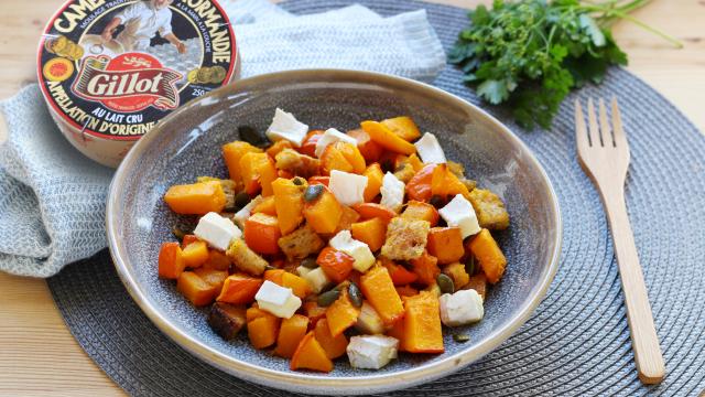 Salade de potimarron rôti, graines de courge, croûtons maison et camembert