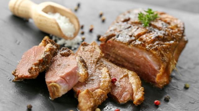 “C’est hyper bon” : Cyril Lignac dévoile sa recette de magret de canard au poivre vert avec son astuce cuisson !