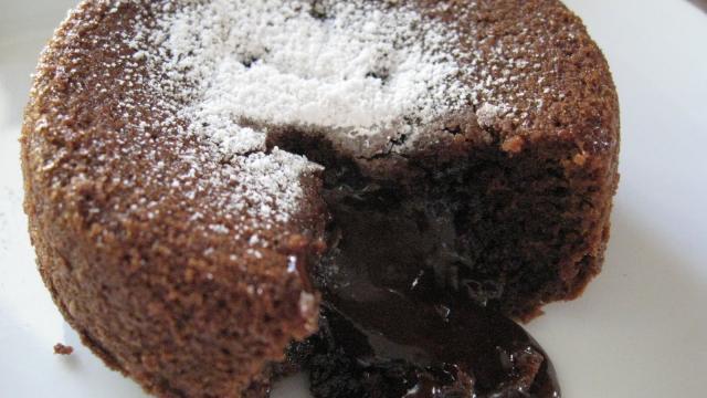 Gâteau au chocolat noir dodu et moelleux