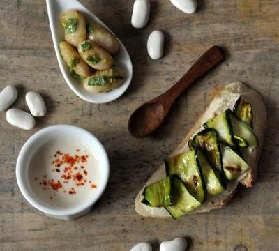 Trios de tapas : Tartine de houmous de Haricots Tarbais et courgettes grillées, Velouté de Haricots Tarbais au piment d'Espelette et Haricots Tarbais au pesto