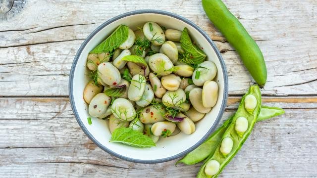 “Une recette de saison rapide et efficace” : la cheffe Amandine Chaignot propose un délice printanier, une délicieuse salade de fèves, chèvre et poutargue !