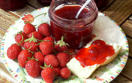 Confiture de fraises avec des petits morceaux