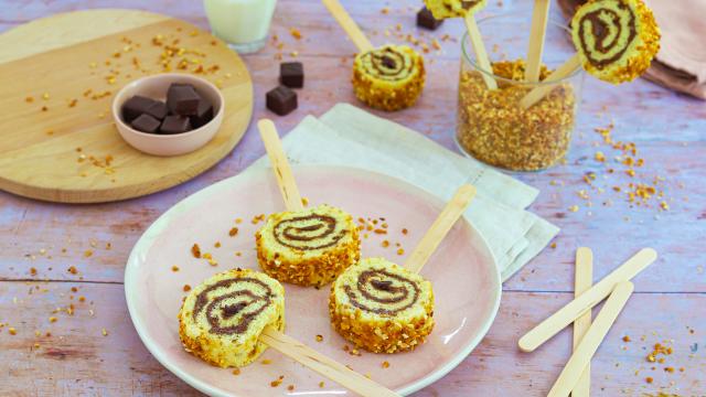 Sucettes de gâteau roulé au pralin