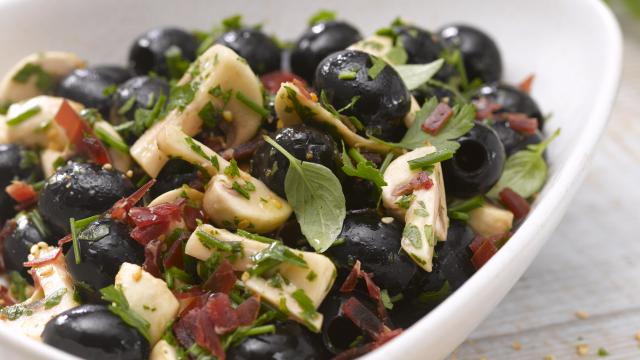 Salade de champignons aux olives et viande des grisons