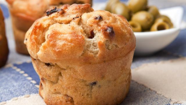 Cake aux olives au Camembert Le Rustique