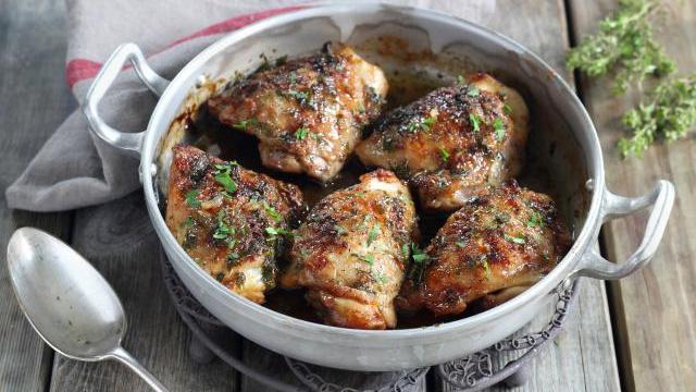 On cuisine les cuisses de poulet : voici 10 recettes faciles, délicieuses et économiques !