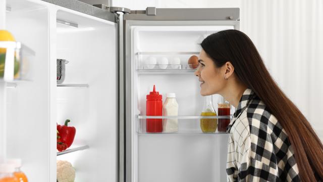 Cette sauce que l’on a toujours dans la porte du frigo peut vous aider à récupérer une poêle noircie !