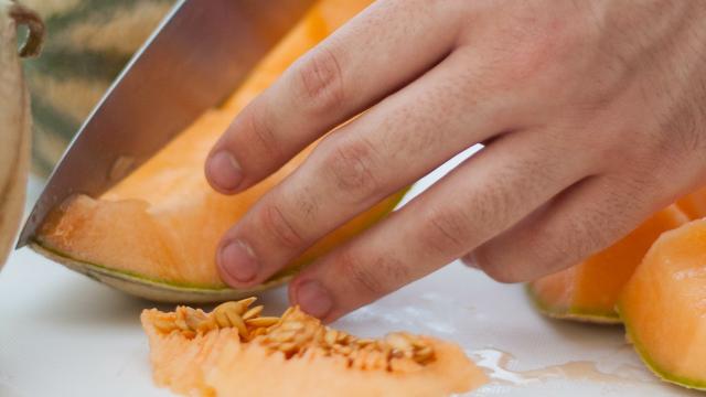 Couteau ou petite cuillère : quelle est la meilleure méthode pour manger du melon sans perdre trop de chair ?
