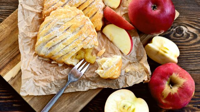 “La viennoiserie que je donnerai à ma fille pour le goûter” : Nina Métayer vous montre comment faire un délicieux chausson aux pommes