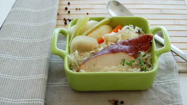 Choucroute au filet de poulet fumé et légumes de saison