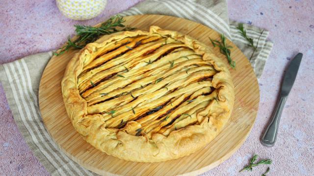 Tourte aux oignons, olives noires et tomates cerises