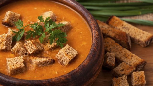 Soupe de lentilles corail et ses croûtons de pain complet