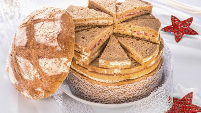 Repas de fêtes : Cyril Lignac partage sa recette facile de pain surprise au saumon fumé !