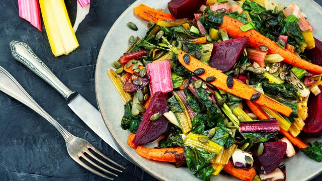 À la fois complète et équilibrée, cette salade de légumes rôtis est idéale pour bien commencer le printemps !