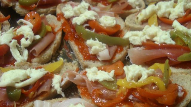 Tartines jambon fumé, poivrons, mozarella et confiture de poivrons