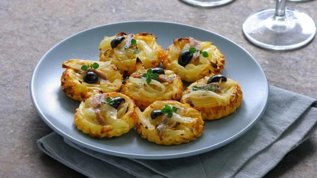 Mini-tartelettes fines aux oignons et anchois façon pissaladière