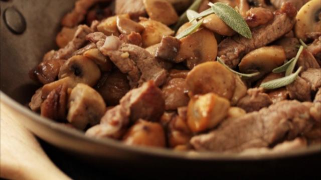 Sauté d'agneau aux champignons et aux marrons