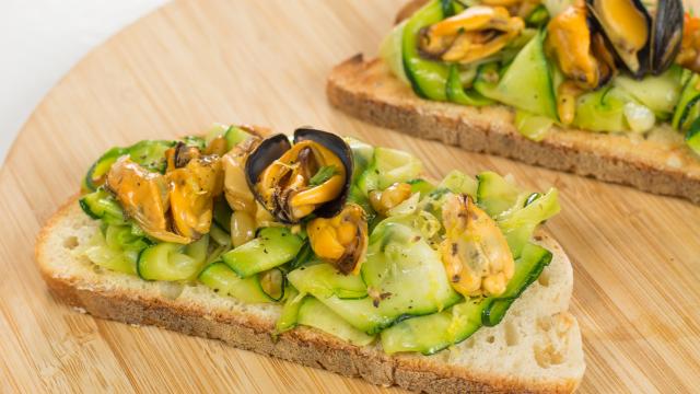 Bruschetta aux moules et aux courgettes