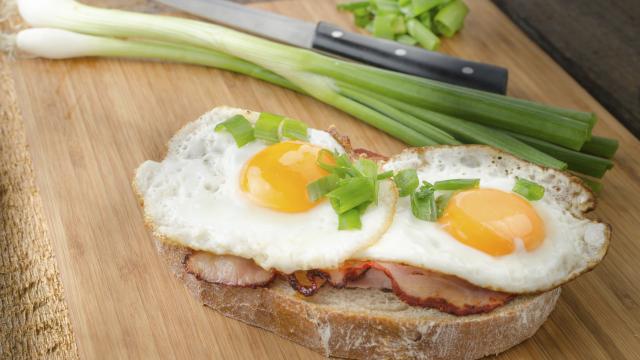 Tartines au jambon et aux œufs