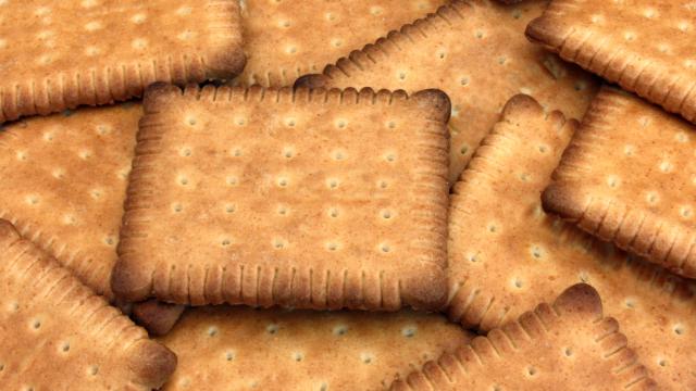 Vous ne jetterez plus jamais vos biscuits entamés avec cette astuce de conservation magique