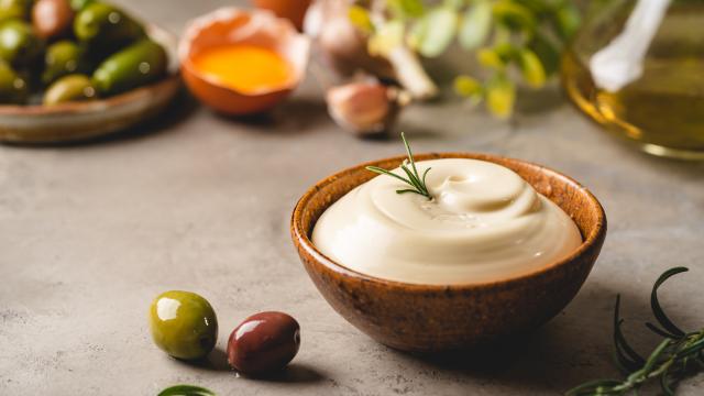 Avec seulement un filet d’huile, cette recette de mayonnaise légère est parfaite pour ne pas culpabiliser !