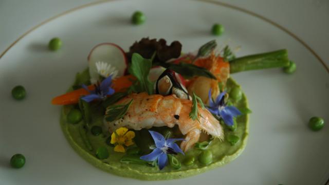 Langoustine sur un lit de petits pois, printanière de légumes