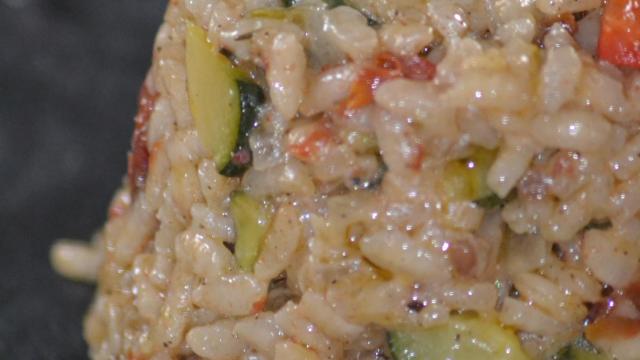 Risotto aux courgettes, poivrons grillés et tomates séchées