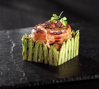 Grenadins de veau aux morilles, marbrés de marrons et d'asperges vertes