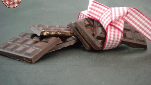 Petits carrés de chocolat fourrés