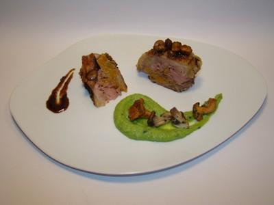 Cuisse de pintade farcie aux abricots moelleux, mousseline de petits pois truffée, poêlée de champignons, jus au confit de bière ambrée et noisettes