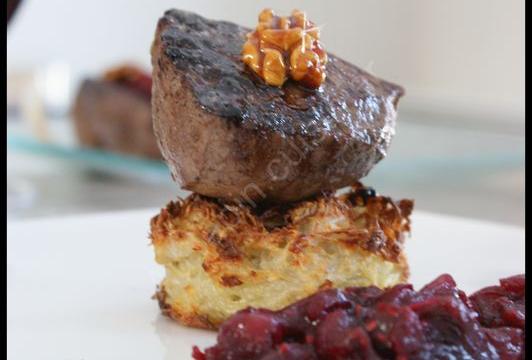 Pavé de biche sur rösti, chutney cranberries-framboises et noix caramélisées