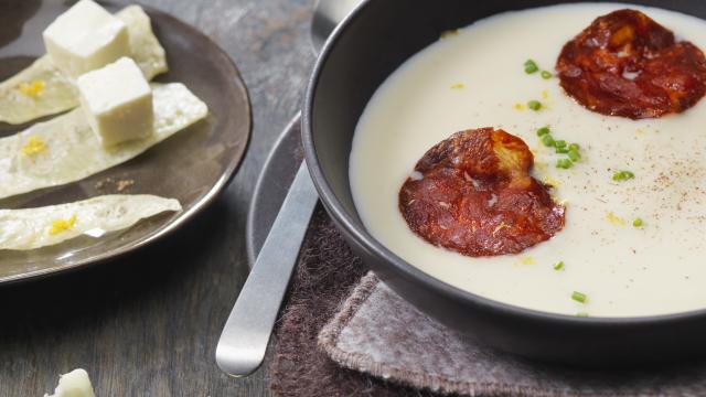 Velouté de chou-fleur, chorizo et croustillant d’emmental