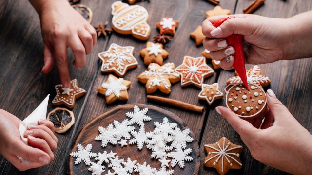 Cuisson, temps de repos, température des ingrédients : une pâtissière partage ses secrets pour des biscuits de Noël réussis !