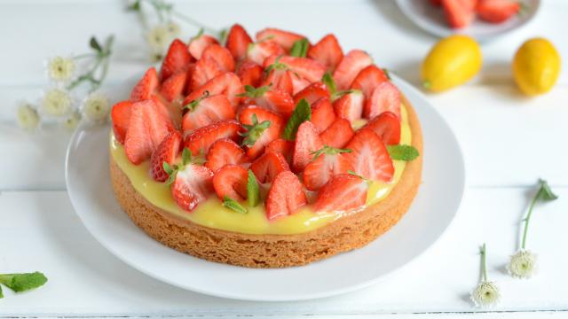 “La pâte est divine !” : testez cette recette de tarte au citron et aux fraises notée 4,7/5 par les lecteurs de 750g