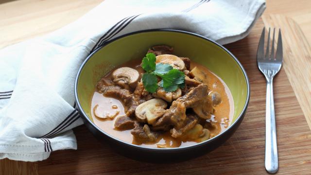 Le bœuf Stroganov : histoire et recette d’un succès russe