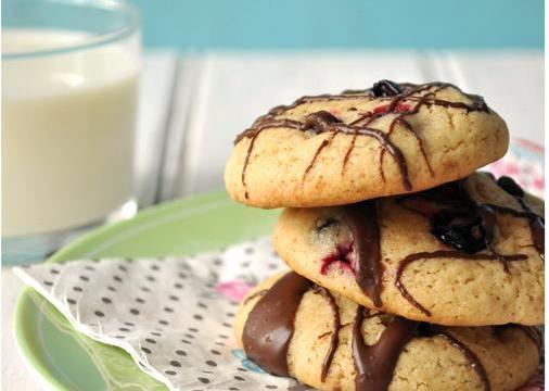 Cookies au cassis, marbrés au chocolat