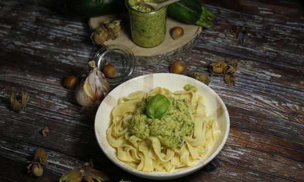 Tagliatelles au pesto de courgettes aux noisettes